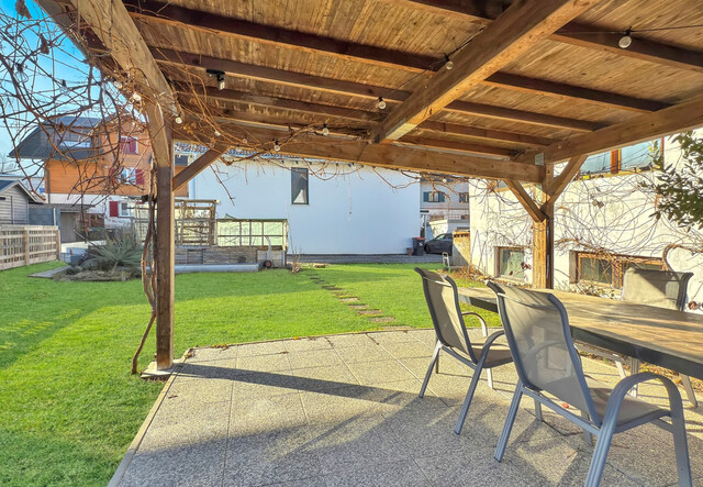 Sanierungsbedürftiges Haus auf großem Grundstück