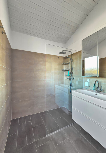 Sanierungsbedürftiges Haus auf großem Grundstück