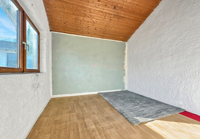 Sanierungsbedürftiges Haus auf großem Grundstück