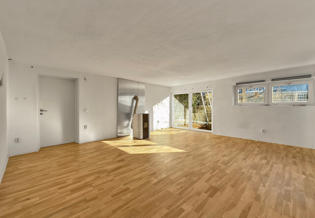 Sanierungsbedürftiges Haus auf großem Grundstück