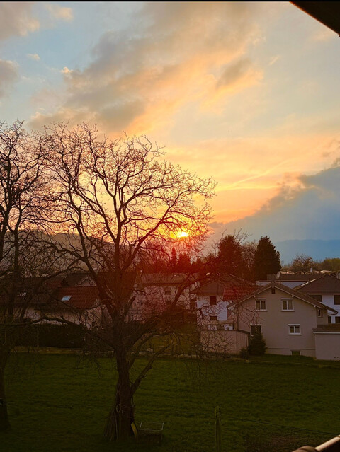 Renoviertes Dachgeschoss Wohnung mit Natursteinwände und Retrostilem Laminatboden, große Panoramaterasse mit atemberaubendem Bergaussicht. 
