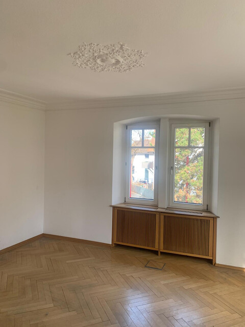 Geschäfts/Verkaufs und Büroräume in sehr prominenter und gut sichtbarer Lage, 11 Parkplätze!