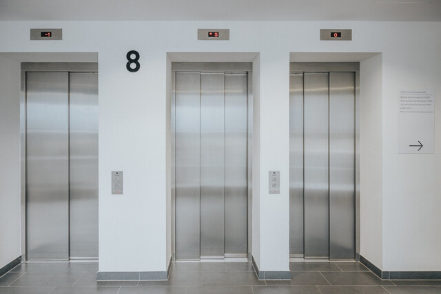 All-In -  abgeschlossenes Büro mit 2 möblierten Arbeitsplätzen im STADTWERK Hochhaus
