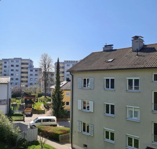 Helle, ruhige 4 Zi Whg mit Balkon u Autoabstellplatz