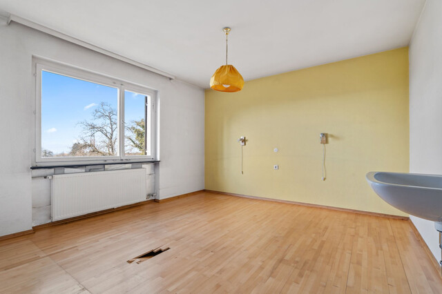 sanierungsbedürftiges Juwel in Lochau: großes Haus mit Seeblick und Garten!