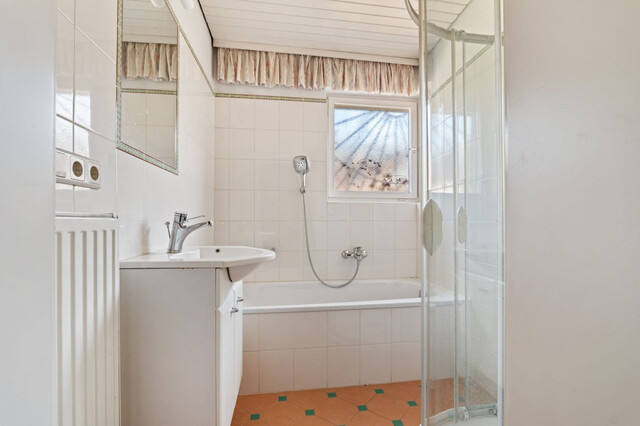 sanierungsbedürftiges Juwel in Lochau: großes Haus mit Seeblick und Garten!