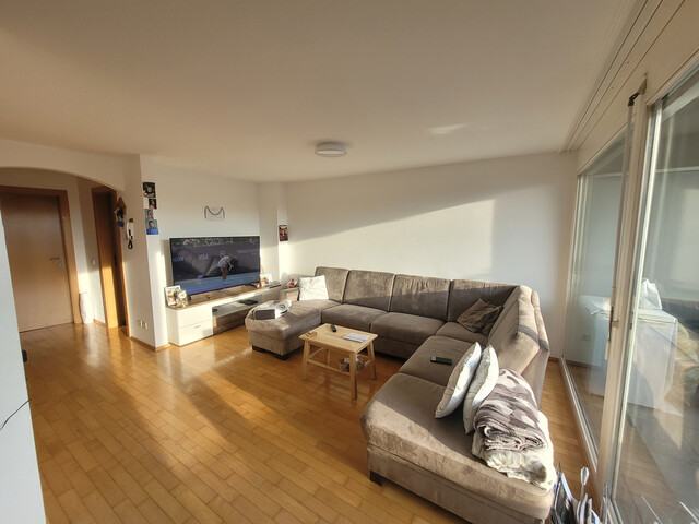 Sonnige 2-Zimmerwohnung mit Balkon und Tiefgarage, grenznah