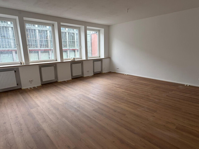 Neu sanierte, geräumige und barrierefreie 3,5 Zimmer Wohnung im 1. OG mitten in Bluden