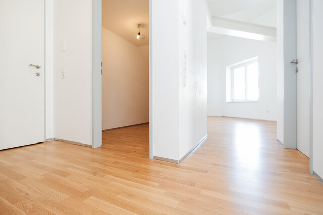 Luxuriös wohnen: 4-Zimmer-Maisonette-Wohnung mit Paketanlage und Services