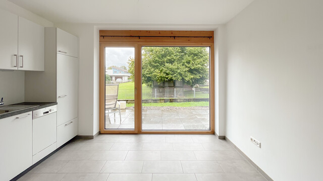 Helle 2 Zimmer Single-Wohnung mit Terrasse und Garten
