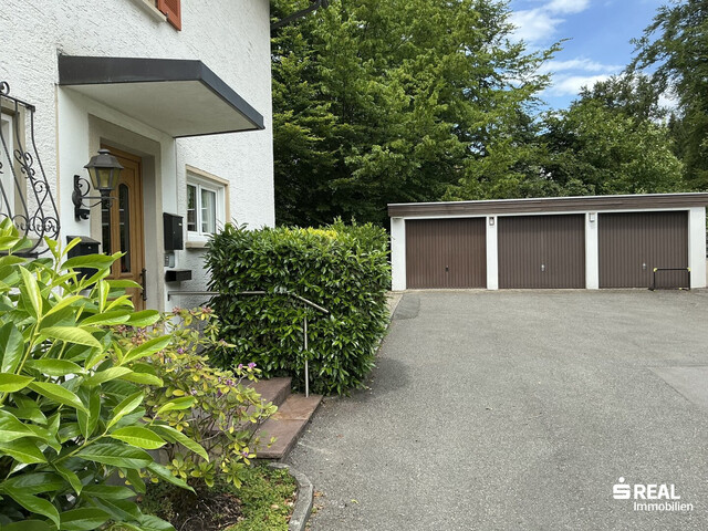 Wohnhaus in sehr guter Lage mit 3 Wohnungen, Garagen und eigenem Wald zu verkaufen