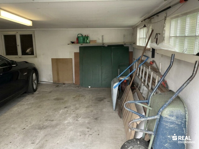 Wohnhaus in sehr guter Lage mit 3 Wohnungen, Garagen und eigenem Wald zu verkaufen