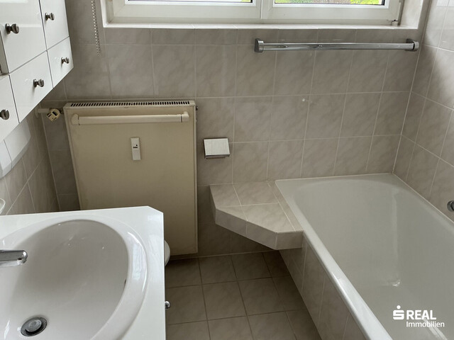 Wohnhaus in sehr guter Lage mit 3 Wohnungen, Garagen und eigenem Wald zu verkaufen