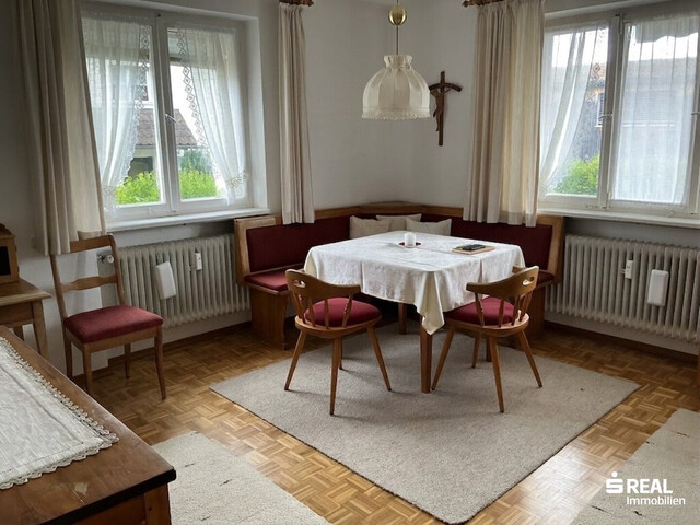 Wohnhaus in sehr guter Lage mit 3 Wohnungen, Garagen und eigenem Wald zu verkaufen