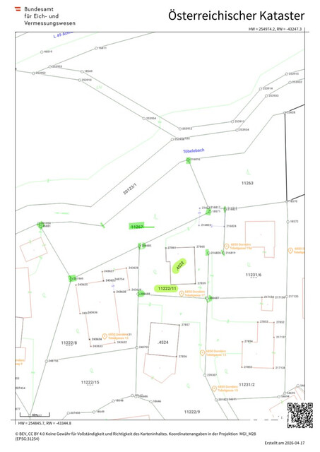 Wohnhaus in sehr guter Lage mit 3 Wohnungen, Garagen und eigenem Wald zu verkaufen