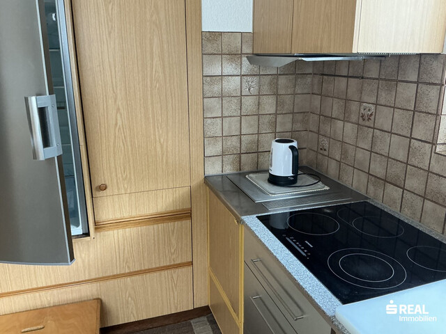 Wohnhaus in sehr guter Lage mit 3 Wohnungen, Garagen und eigenem Wald zu verkaufen