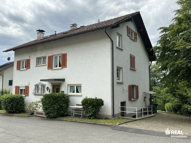 Wohnhaus in sehr guter Lage mit 3 Wohnungen, Garagen und eigenem Wald zu verkaufen