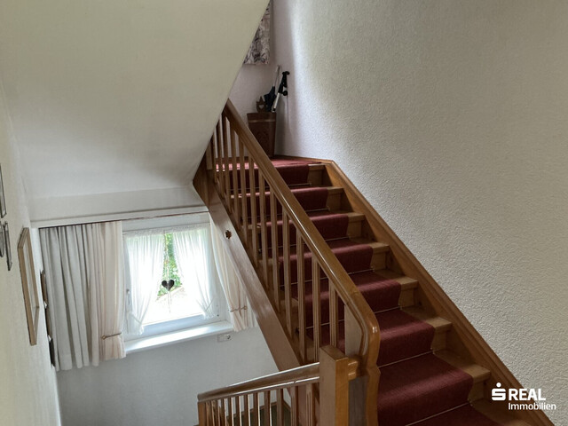 Wohnhaus in sehr guter Lage mit 3 Wohnungen, Garagen und eigenem Wald zu verkaufen