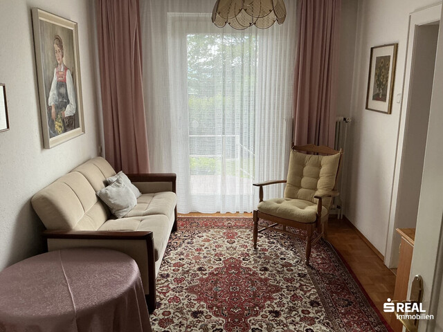 Wohnhaus in sehr guter Lage mit 3 Wohnungen, Garagen und eigenem Wald zu verkaufen