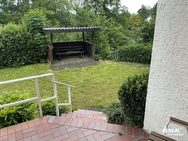 Wohnhaus in sehr guter Lage mit 3 Wohnungen, Garagen und eigenem Wald zu verkaufen