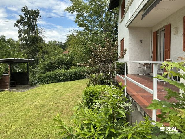 Wohnhaus in sehr guter Lage mit 3 Wohnungen, Garagen und eigenem Wald zu verkaufen