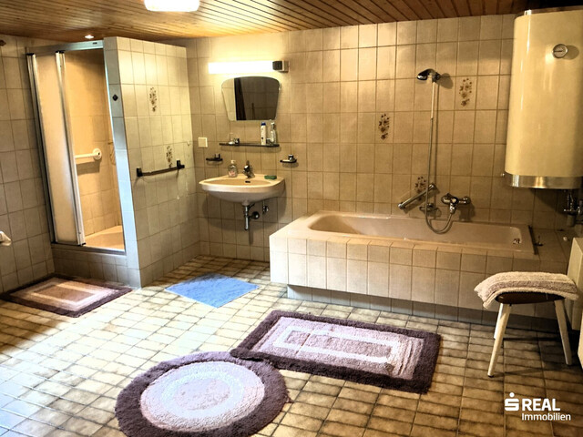 Wohnhaus in sehr guter Lage mit 3 Wohnungen, Garagen und eigenem Wald zu verkaufen