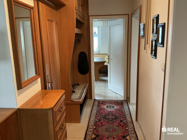 Wohnhaus in sehr guter Lage mit 3 Wohnungen, Garagen und eigenem Wald zu verkaufen