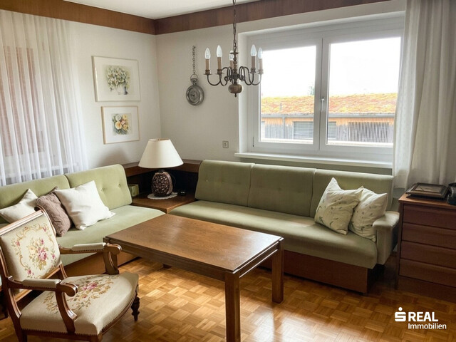 Wohnhaus in sehr guter Lage mit 3 Wohnungen, Garagen und eigenem Wald zu verkaufen