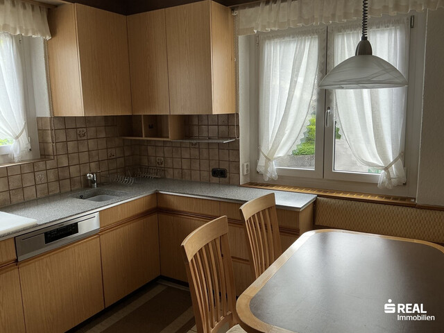 Wohnhaus in sehr guter Lage mit 3 Wohnungen, Garagen und eigenem Wald zu verkaufen