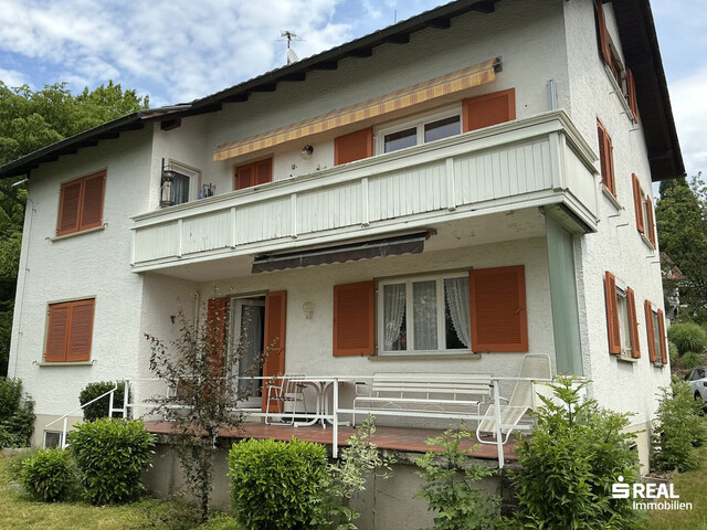 Wohnhaus in sehr guter Lage mit 3 Wohnungen, Garagen und eigenem Wald zu verkaufen