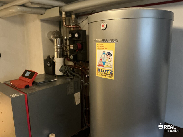 Wohnhaus in sehr guter Lage mit 3 Wohnungen, Garagen und eigenem Wald zu verkaufen