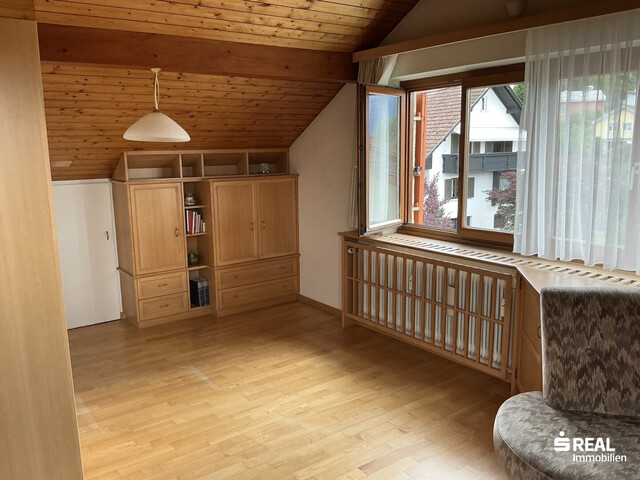 Wohnhaus in sehr guter Lage mit 3 Wohnungen, Garagen und eigenem Wald zu verkaufen
