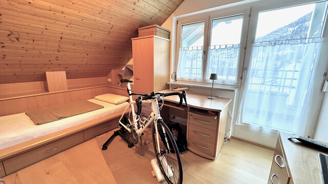 Große  helle 4 Zimmer Dachgeschosswohnung mit Aussicht, 2  Balkonen, Carport und viel Stauraum 