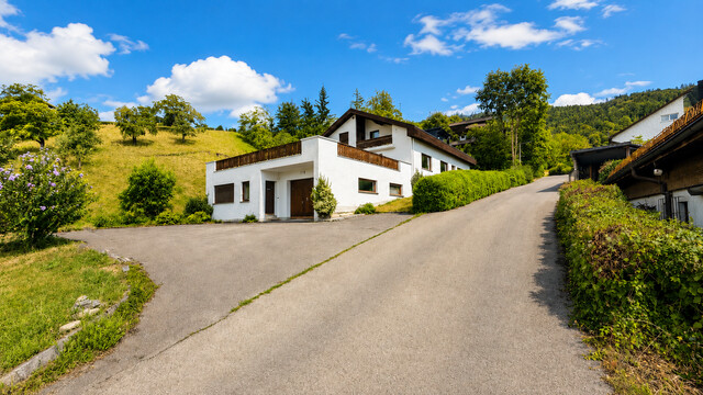 Großzügiges Wohnhaus mit Bodenseesicht, 160 m² Terrasse und sechs Stellplätzen in Bregenz