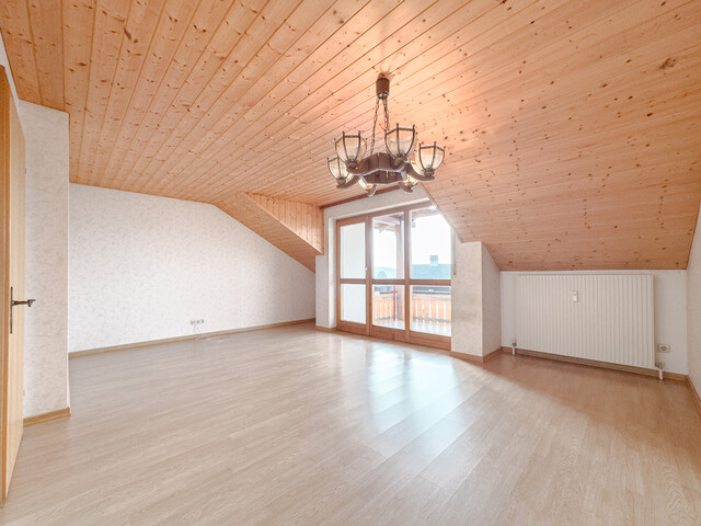 NEUER PREIS: Sonnige 3,5-Zimmer-Dachgeschosswohnung mit Garage in ruhiger Lage in Hard