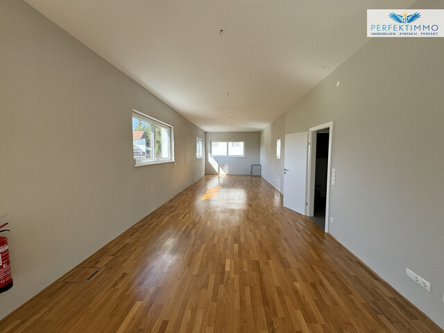 Moderne Büro- oder Praxisfläche mit bester Verkehrsanbindung - inklusive 4 Stellplätzen!