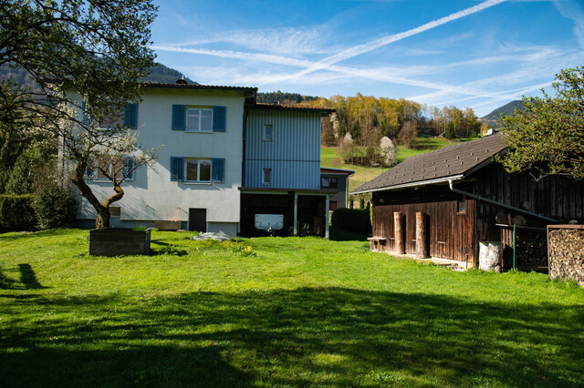 Vier-Zimmer-Wohnung in Zweifamilienhaus mit großem Garten