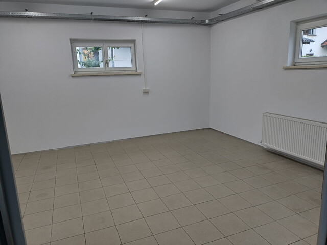 Sanierte Gewerbeimmobilie mit 2 Parkplätzen zu vermieten