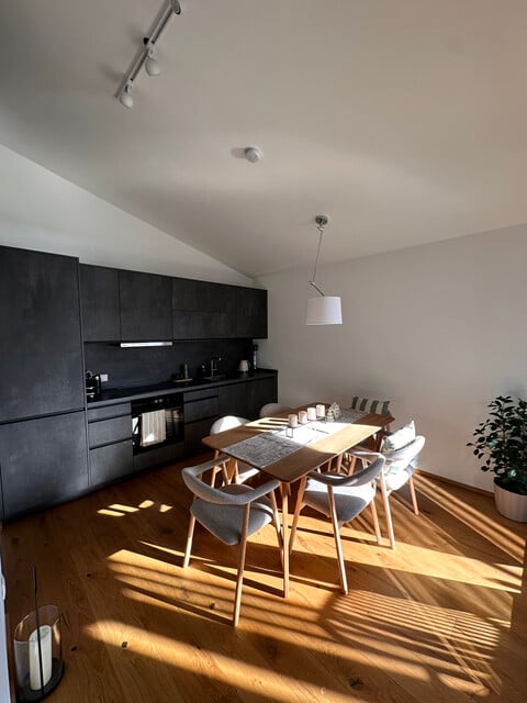 Moderne, helle 2-Zimmer Dachgeschosswohnung im Zentrum von Muntlix