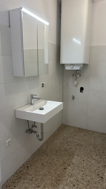 Neu sanierte, geräumige und barrierefreie 3,5 Zimmer Wohnung im 1. OG mitten in Bluden