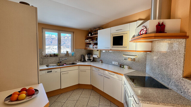 Große  helle 4 Zimmer Dachgeschosswohnung mit Aussicht, 2  Balkonen, Carport und viel Stauraum 