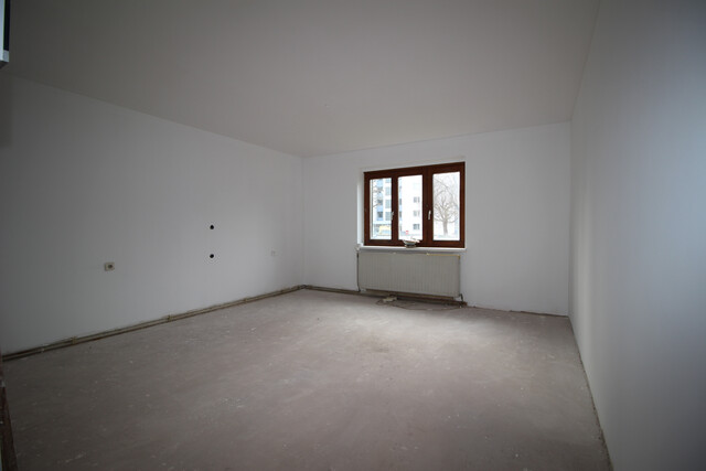 Geräumige 2 Zimmer-Wohnung - gut eingeteilt - teilsaniert/renovierungsbedürftig - provisionsfrei
