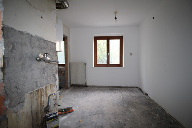Geräumige 2 Zimmer-Wohnung - gut eingeteilt - teilsaniert/renovierungsbedürftig - provisionsfrei