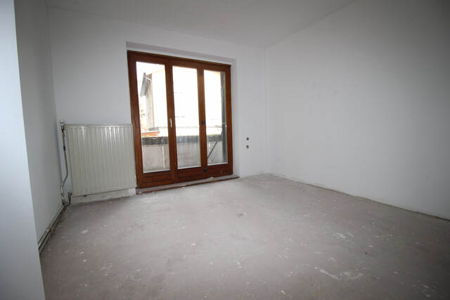 Geräumige 2 Zimmer-Wohnung - gut eingeteilt - teilsaniert/renovierungsbedürftig - provisionsfrei