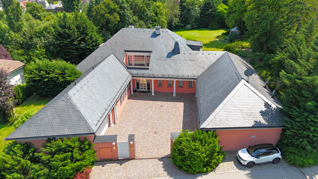 Erstklassige Architektenvilla mit traumhaftem Gartenparadies