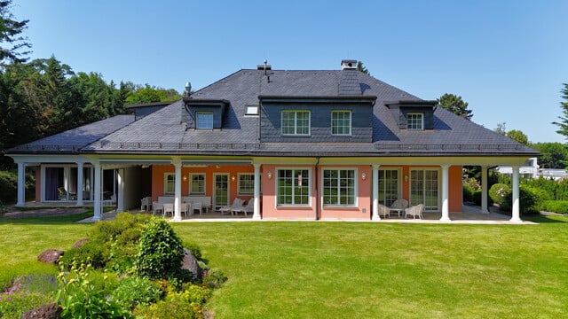 Erstklassige Architektenvilla mit traumhaftem Gartenparadies