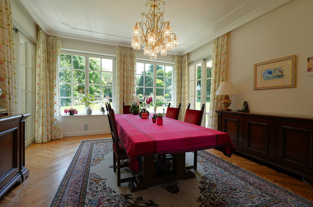 Erstklassige Architektenvilla mit traumhaftem Gartenparadies