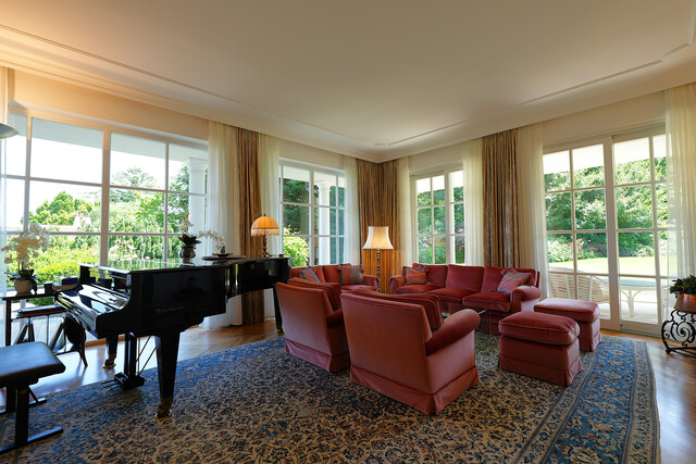 Erstklassige Architektenvilla mit traumhaftem Gartenparadies