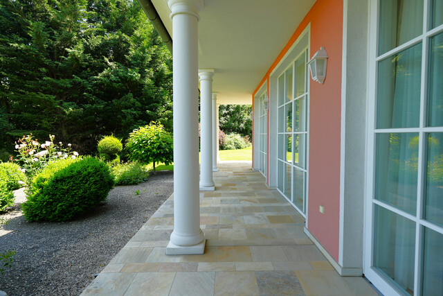 Erstklassige Architektenvilla mit traumhaftem Gartenparadies