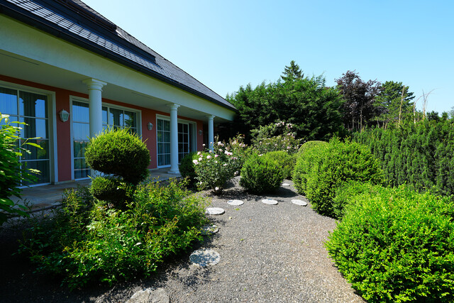 Erstklassige Architektenvilla mit traumhaftem Gartenparadies